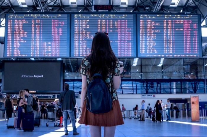 ZHenshhina v ae`roportu Woman in airport 700x465 Женщина в аэропорту   Woman in airport